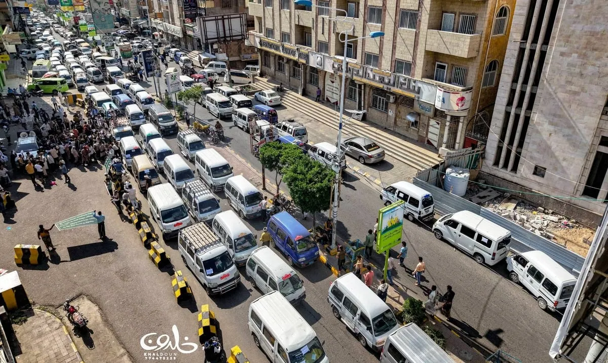 احتجاجات لسائقي الباصات في تعز لمطالبة بتوفير الغاز