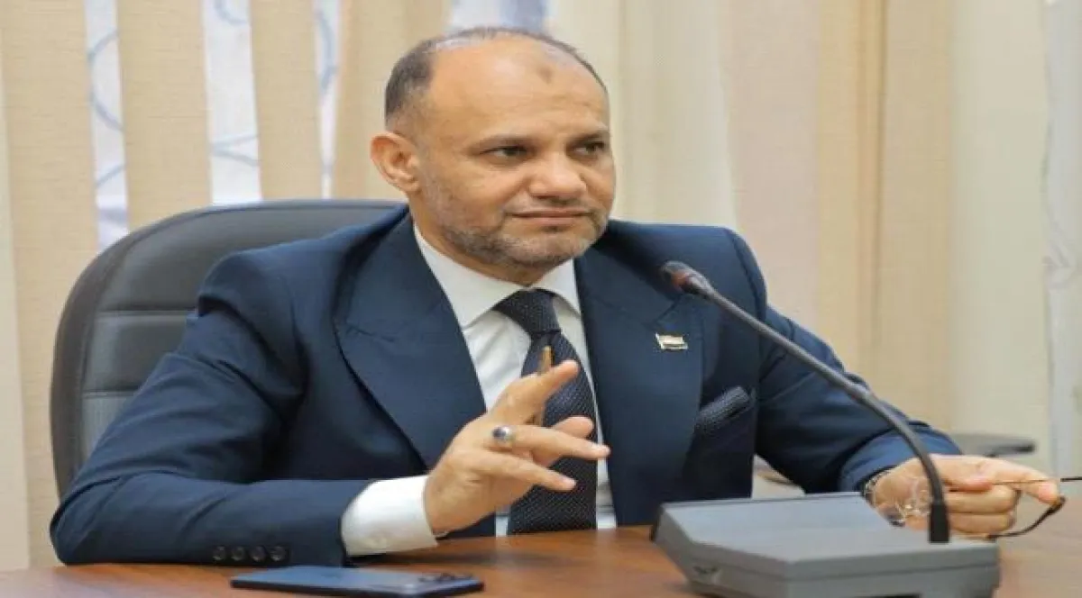 المقدم علي الوليدي يهنئ الدكتور عبدالغني الصيادي لنيله الدكتوراه في العلوم السياسية 