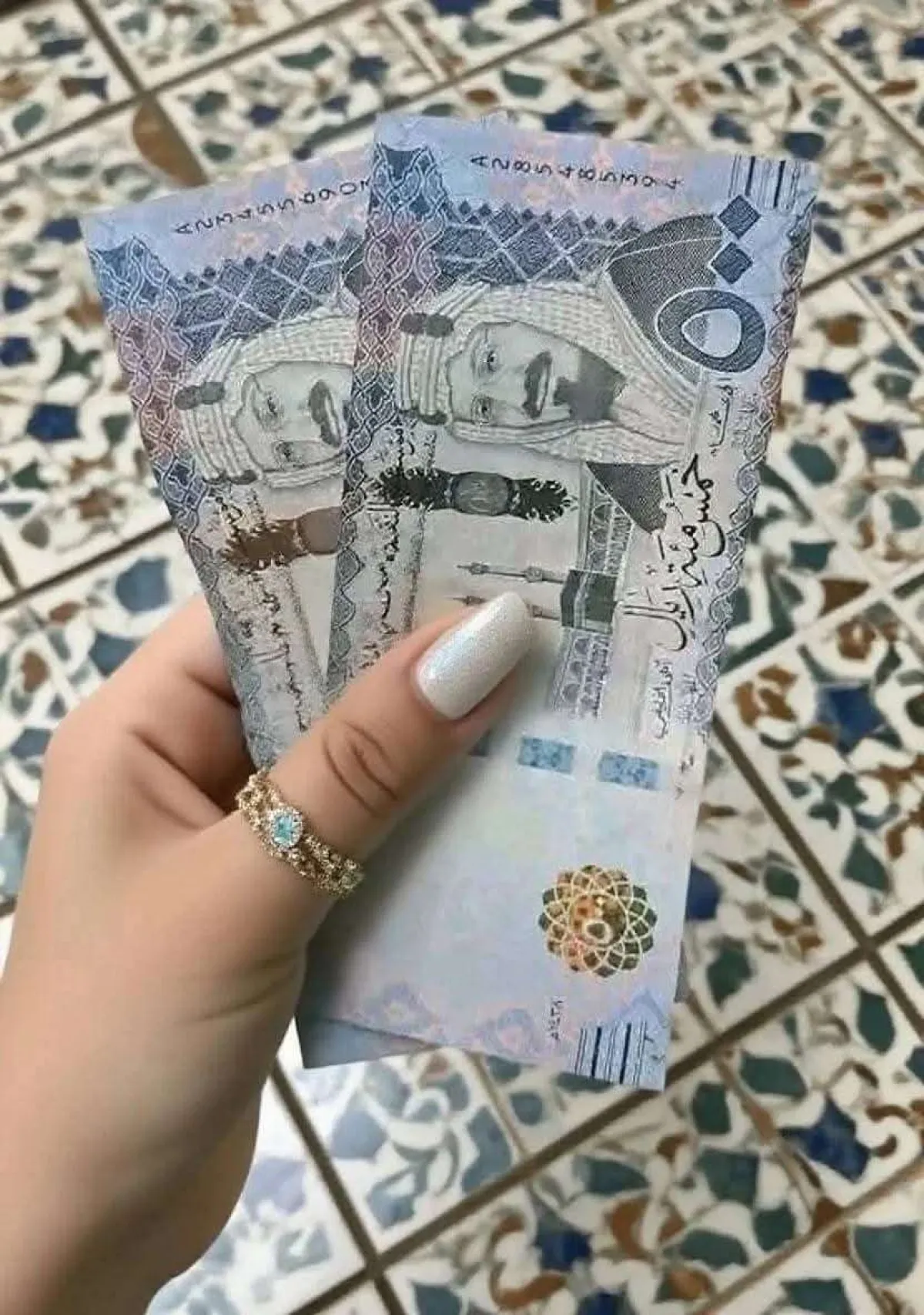 شكاوى من ابتزاز ممنهج وتلاعب بأسعار الصرف في محلات صرافة منطقة "البيرين" بتعز