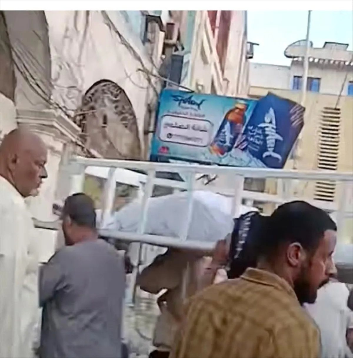 التواهي تودّع زوجين قضيا تحت الأنقاض.. مشهد حزين يخيّم على تشييع الضحيتين