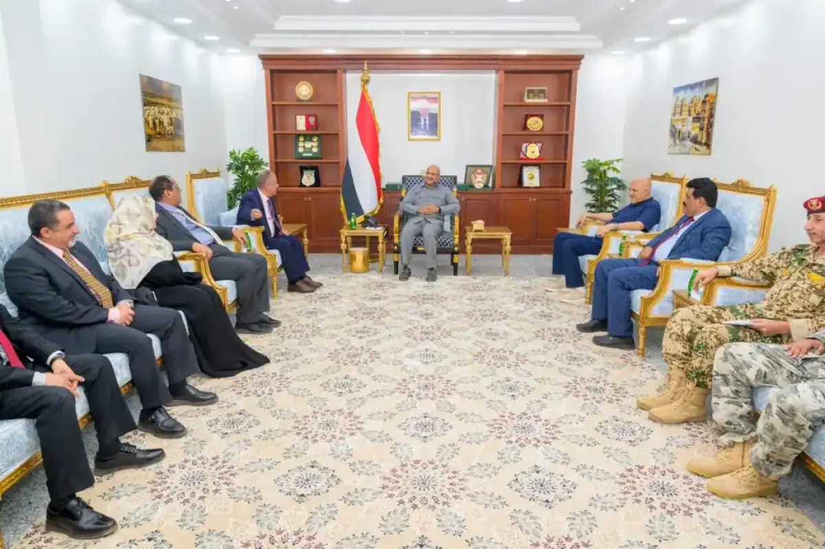 عضو مجلس القيادة طارق صالح يناقش مع وزير النقل إعادة جدولة الرحلات الى مطار المخا وتطوير الميناء