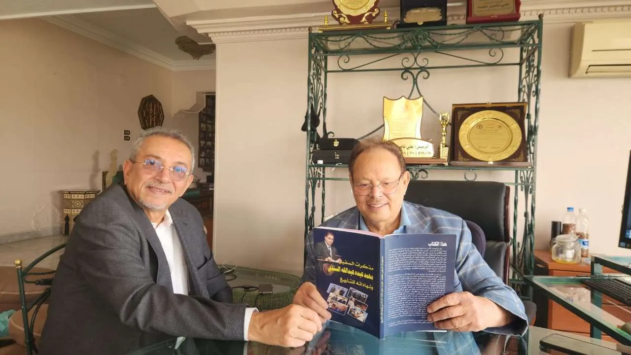 الرئيس علي ناصر يستلم كتاب مذكرات السفير محمد السندي
