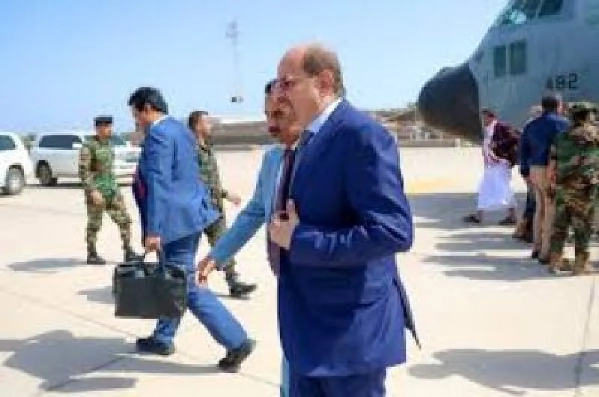 رئيس الحكومة يصل إلى عدن برفقة عدد من الوزراء