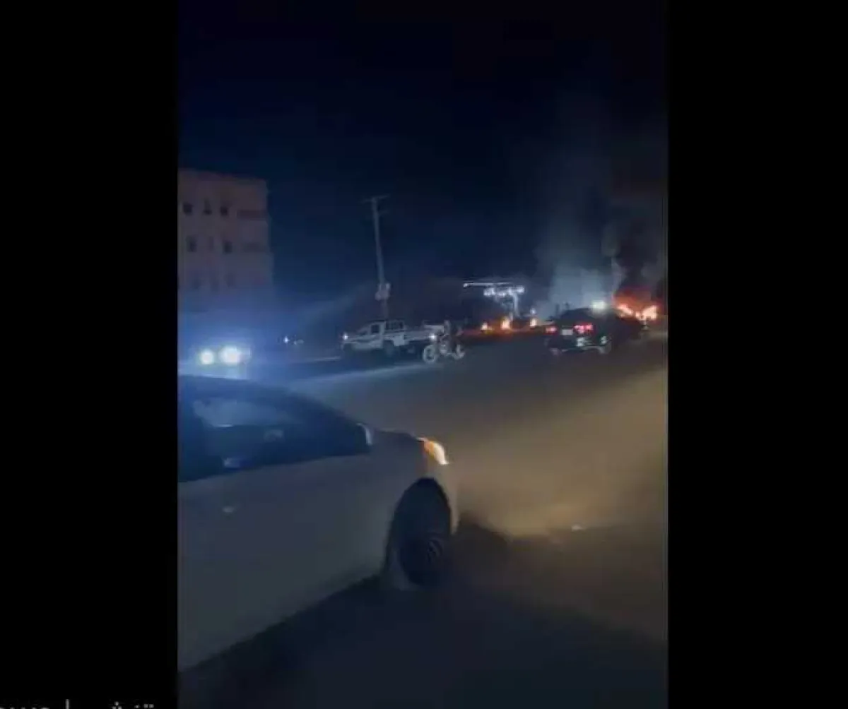 احتجاجات غاضبة في المكلا.. مواطنون يغلقون طرقاً رئيسية احتجاجاً على انقطاع الكهرباء