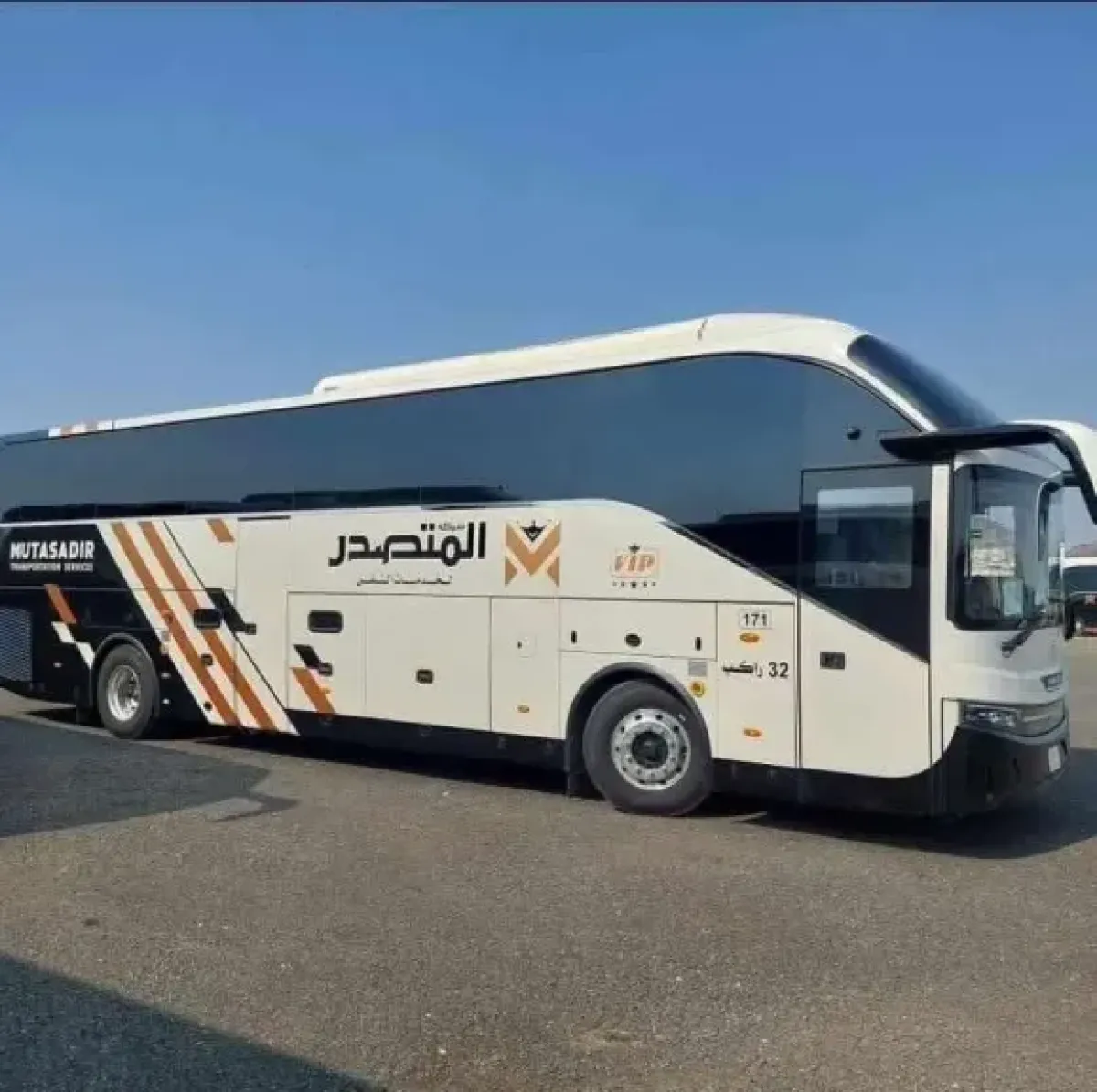 عدن.. هيئة حكومية توقف حافلة لشركة "المتصدر" لضمان الالتزام بالأنظمة