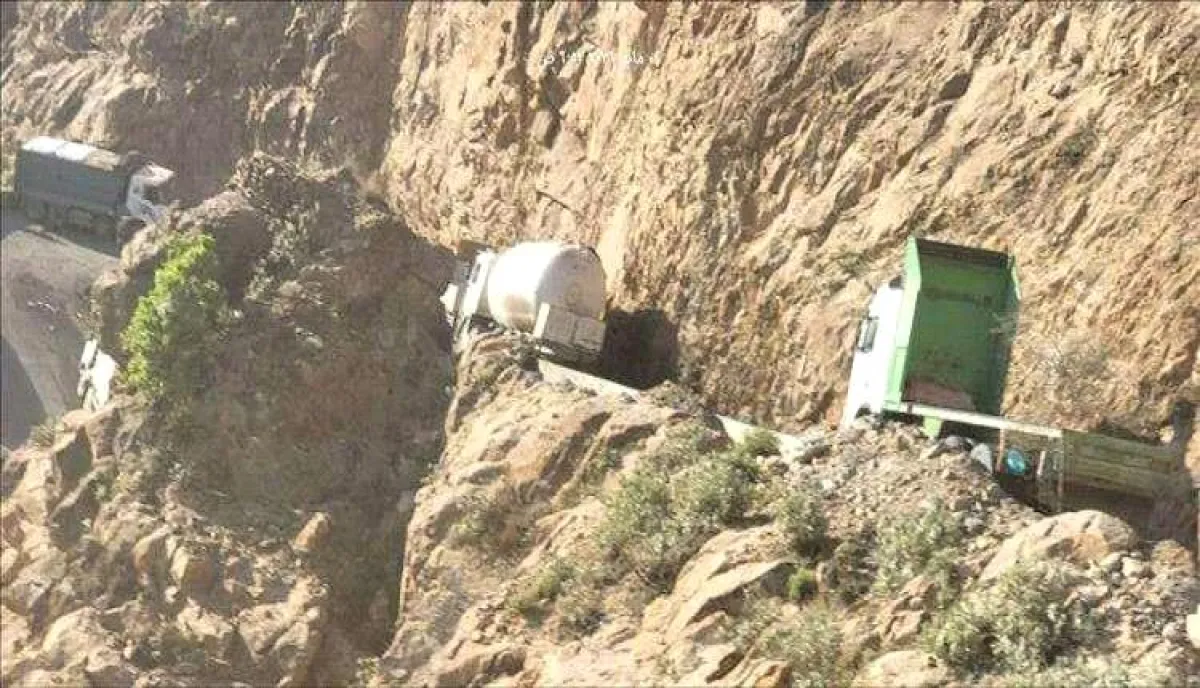 تعطل شاحنة في هيجة العبد يتسبب بازدحام مروري وتعليق حركة الشاحنات بين عدن وتعز