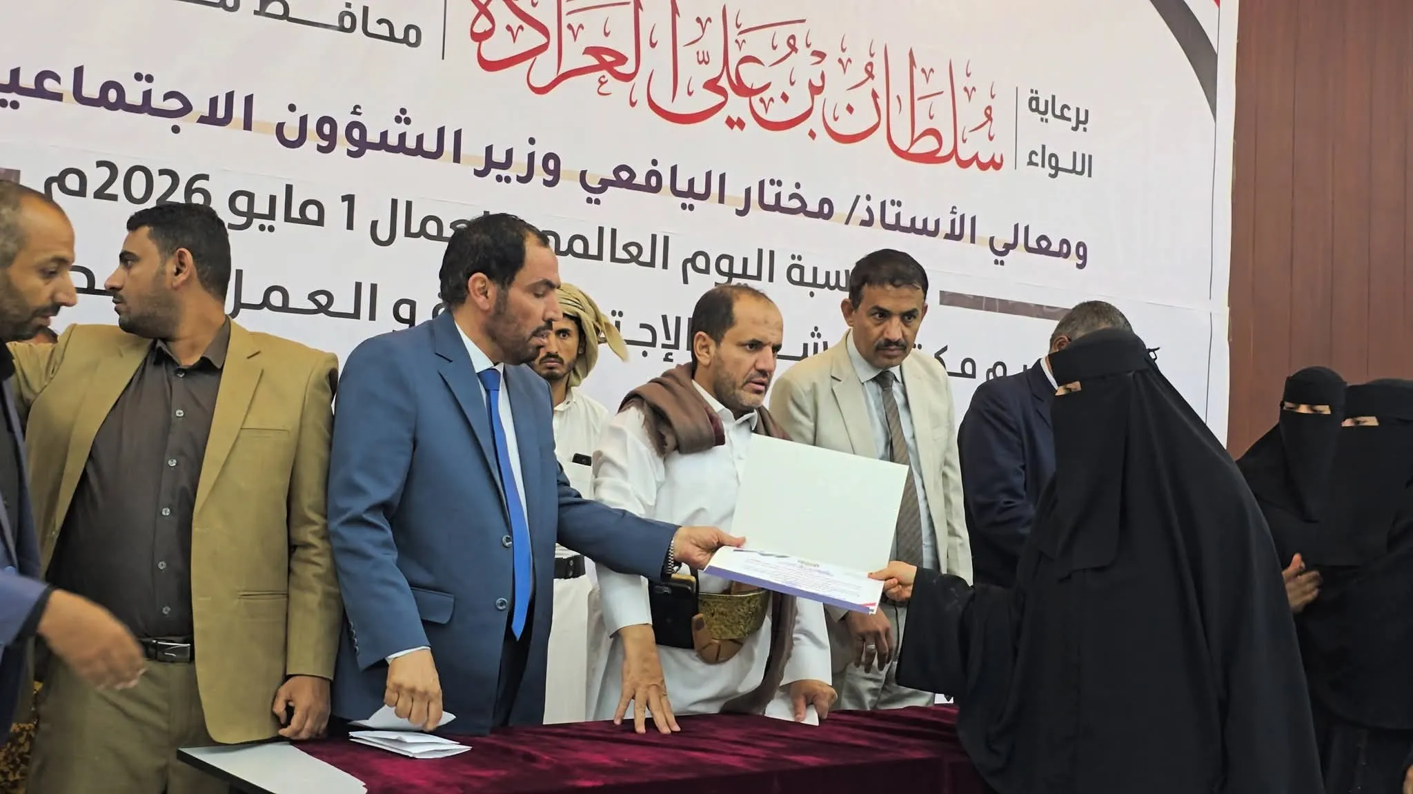 السلطة المحلية بمأرب تكرّم 400 عاملٍ وعاملة بمناسبة اليوم العالمي للعمال