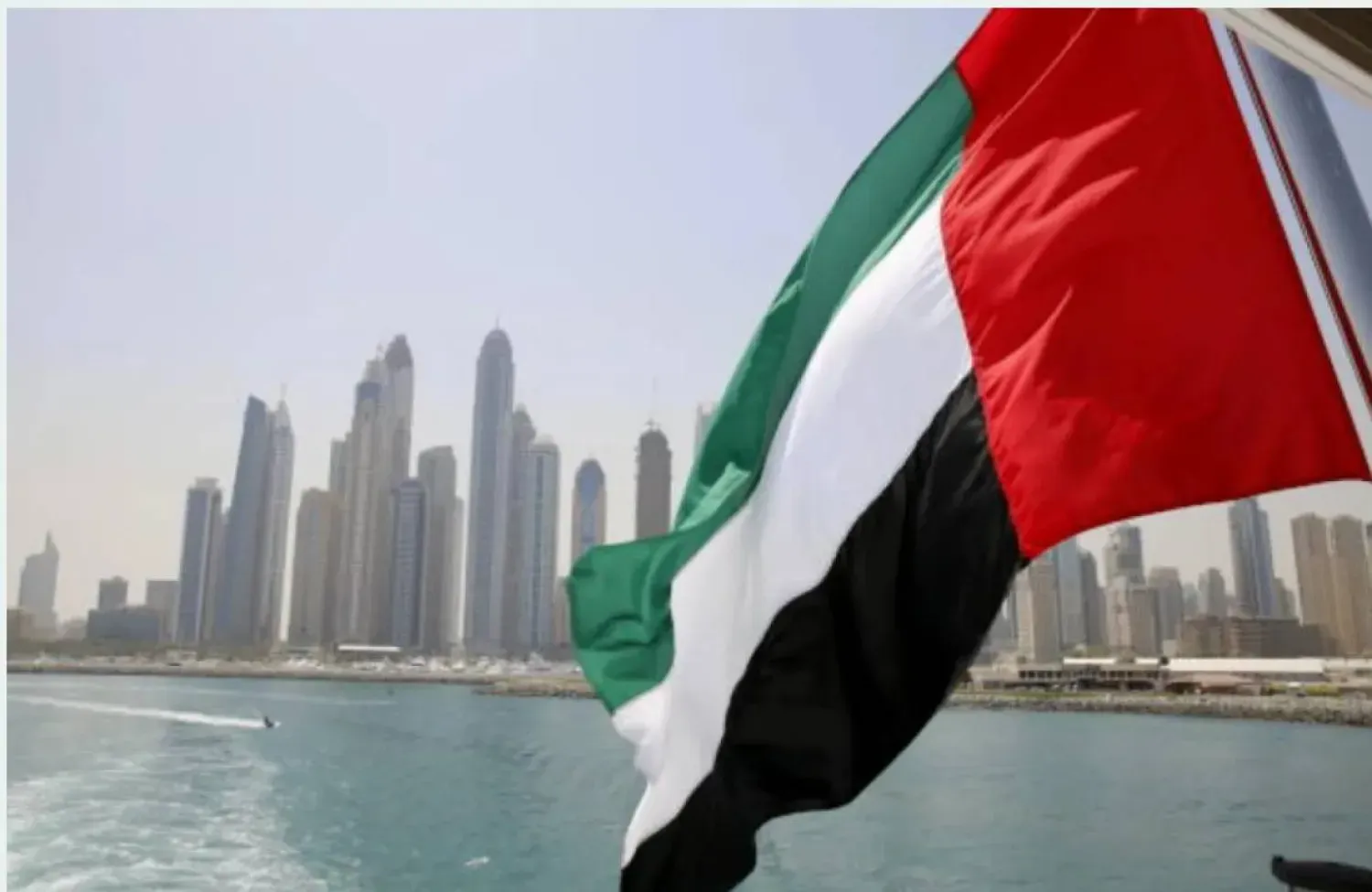 السلطات الإماراتية: نشوب حريق في منشأة الفجيرة إثر استهداف بطائرة مسيّرة وإصابة 3 أشخاص