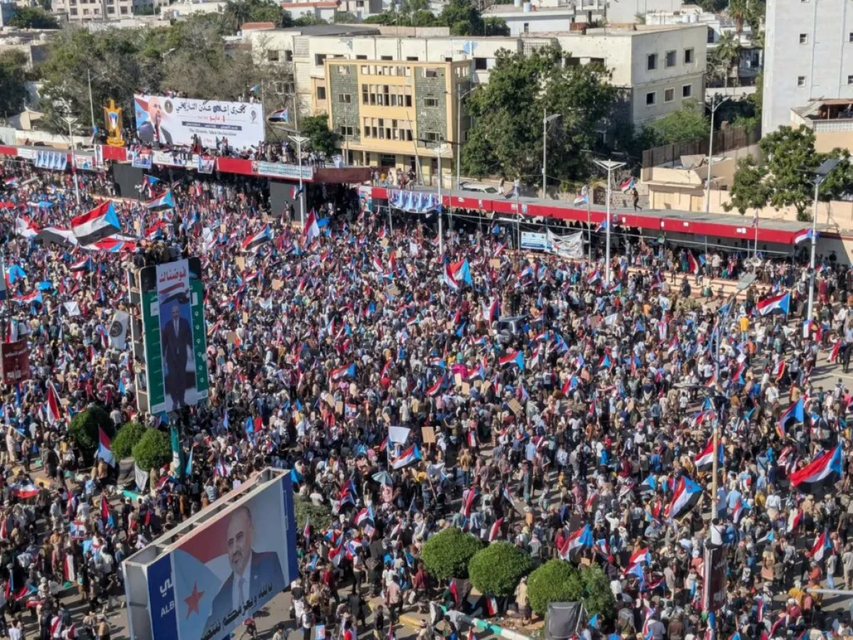 حشود جماهيرية تملأ ساحة العروض بعدن في فعالية 4 مايو