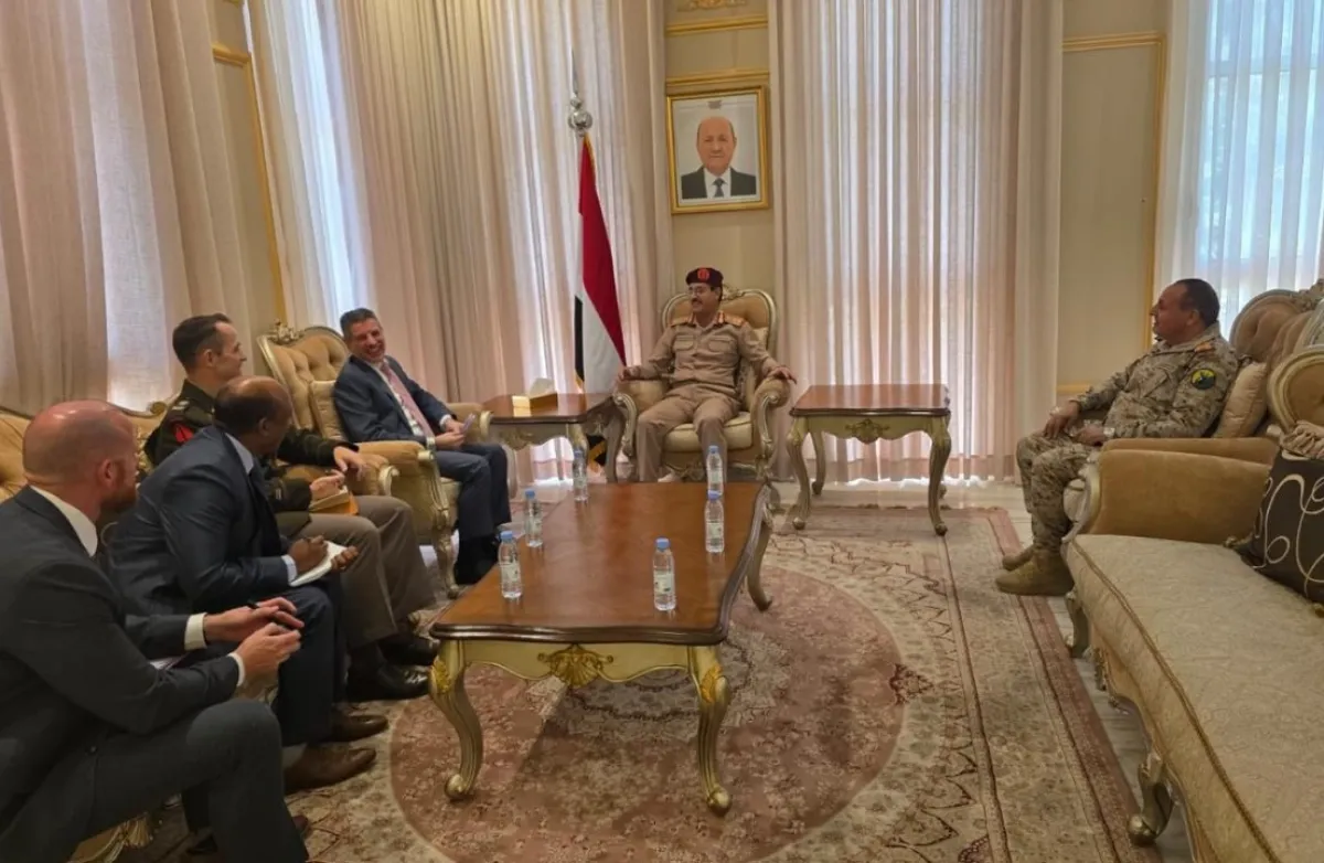 وزير الدفاع اليمني: المؤسسة العسكرية ماضية في تعزيز جاهزيتها لحماية السيادة والتعامل مع مختلف التحديات
