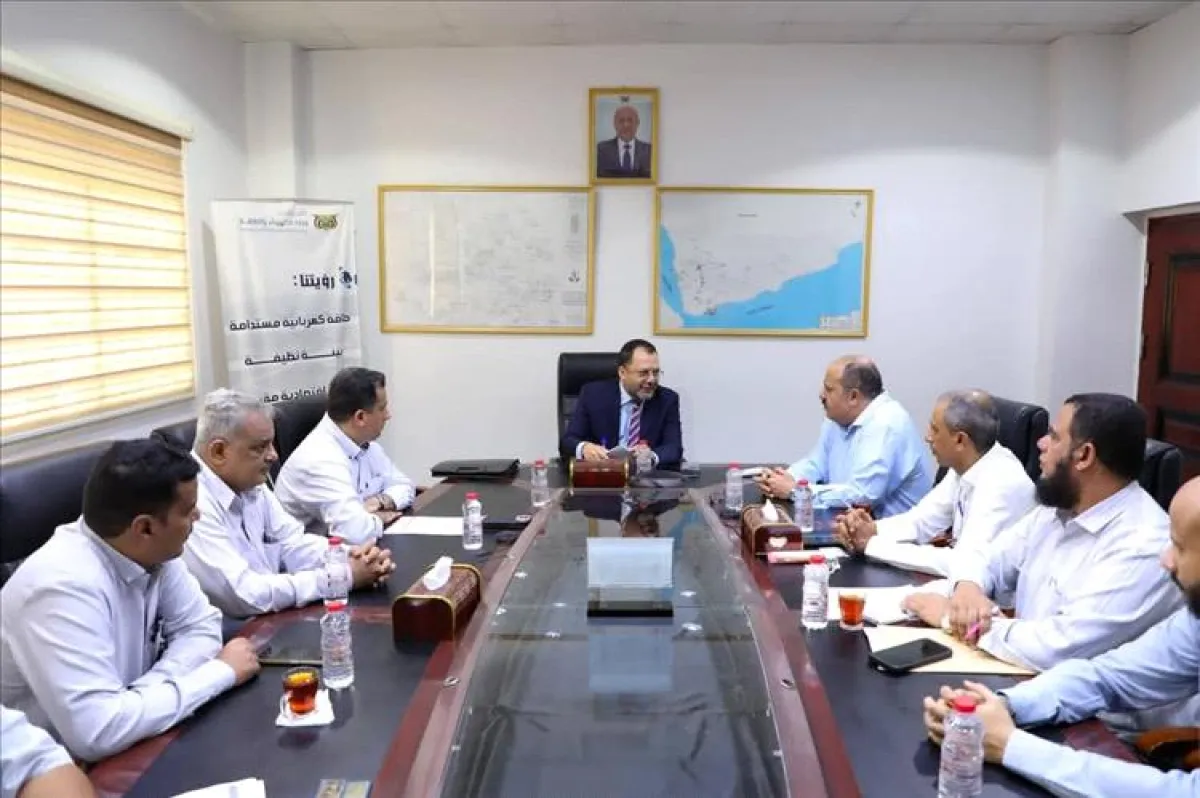 عدن.. اجتماع موسع برئاسة وزير الكهرباء يقر إجراءات عاجلة لمواجهة الربط العشوائي