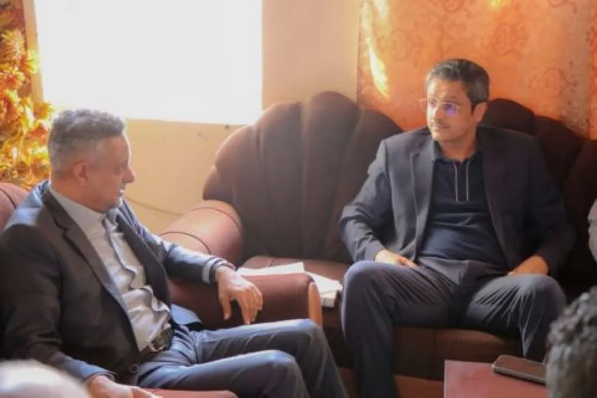 وزير يمني ينشر صورة له مع وسام قائد ويعلق على جريمة اغتياله بكلمات حزينة