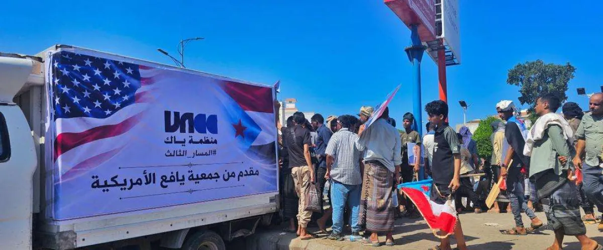 بدعم جمعية يافع الأمريكية منظمة ياك تقدم 15 ألف قنينة ماء تروي عطش الحشود في ساحة العروض