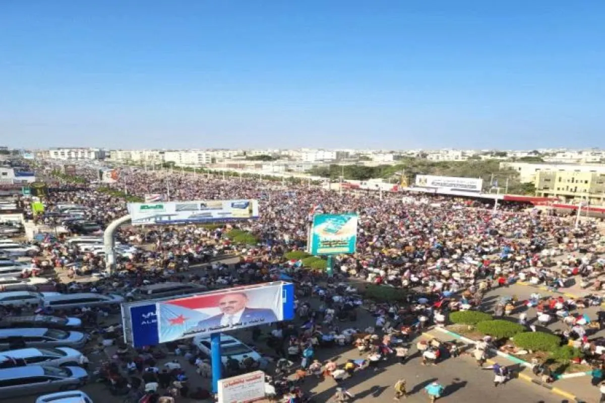 عدن.. مظاهرة حاشدة بالآلاف في ساحة العروض بخور مكسر