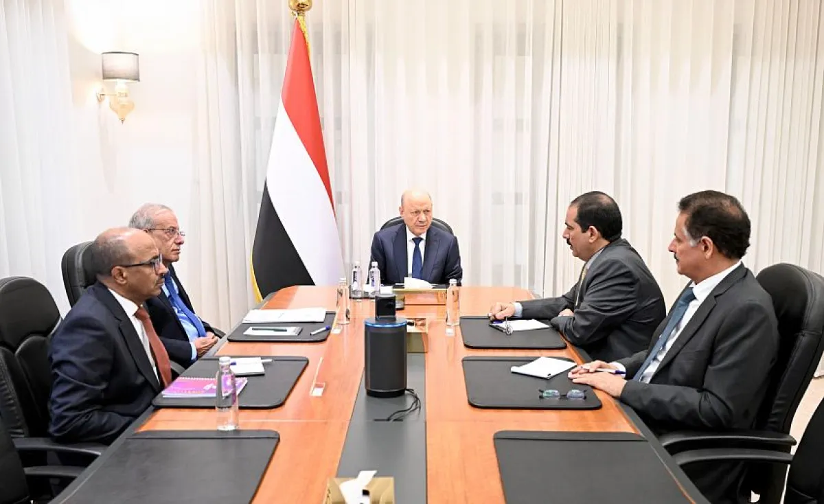 العليمي يترأس اجتماعاً حكومياً في عدن ويؤكد الإصلاحات وملاحقة منفذي اغتيال وسام قايد