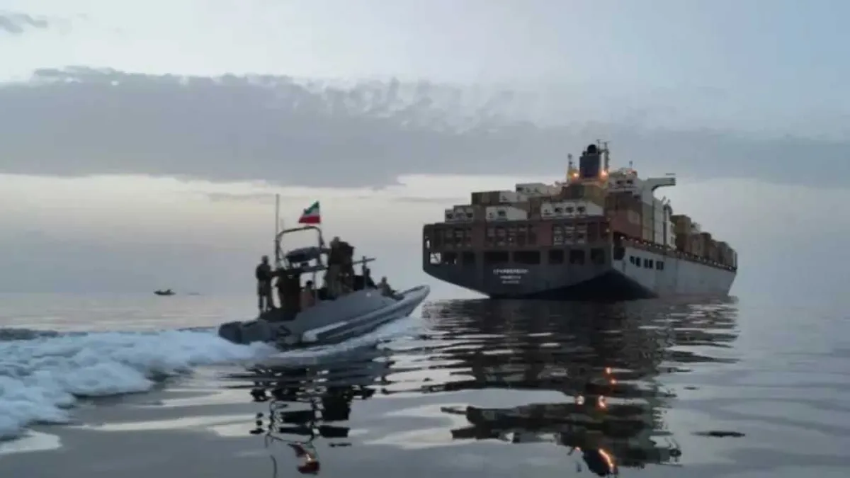 عاجل: إيران تعلن رسميا إطلاق النار على سفن بحرية أمريكية