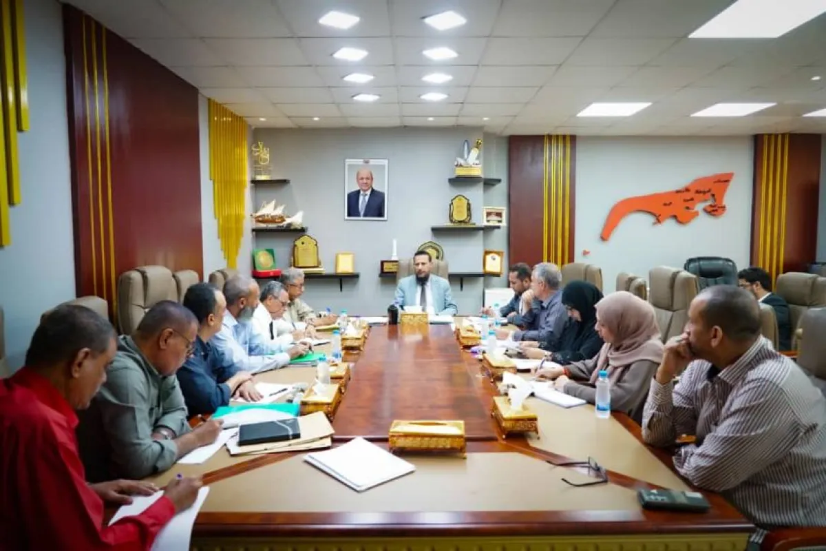 محافظ عدن يناقش أولوية المشاريع الحيوية والاستجابة الفورية لقضايا المواطنين بالمحافظة 
