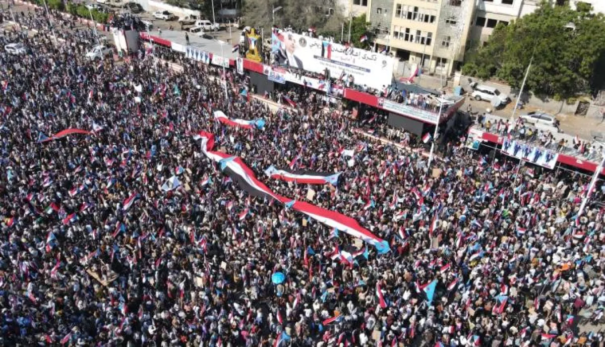 بيان سياسي هام صادر عن الانتقالي للوققة الجماهيرية الجنوبية بساحة العروض بعدن (صور)