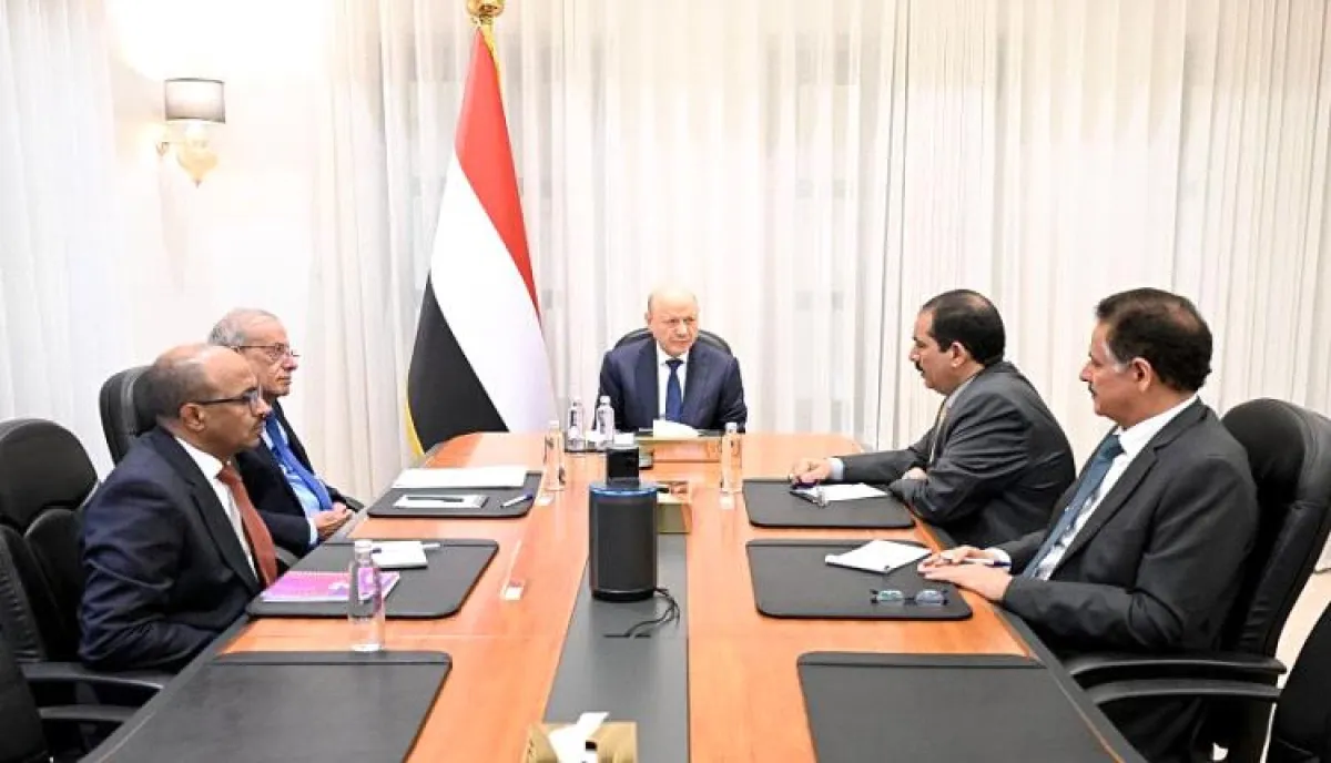 العليمي يرأس اجتماعا مصغرا للحكومة.. ويدعو لعدم إهدار الوقت والفرص