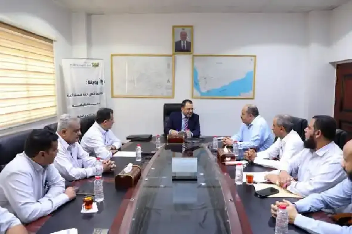 عدن.. اجتماع برئاسة وزير الكهرباء يناقش معالجة الربط العشوائي وتعزيز التحصيل