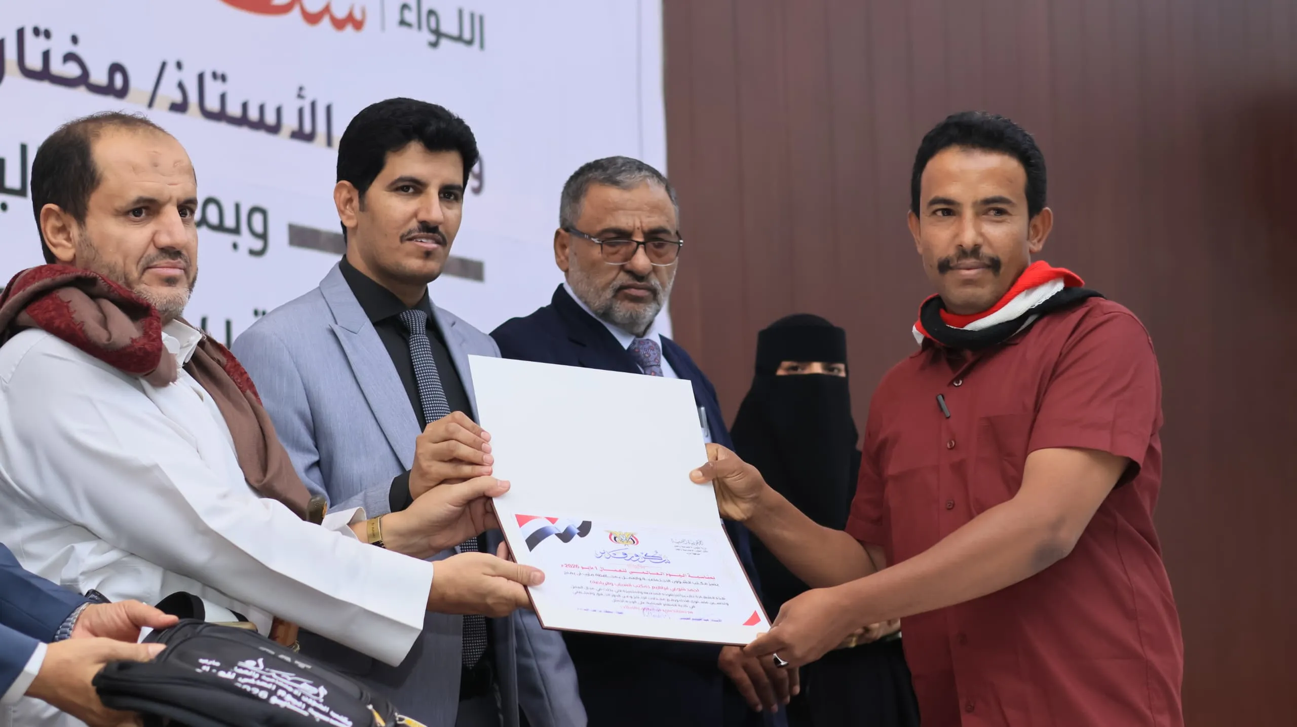 في يومهم العالمي..تكريم 400 عامل في مأرب تقديراً لعطائهم في يوم العمال العالمي