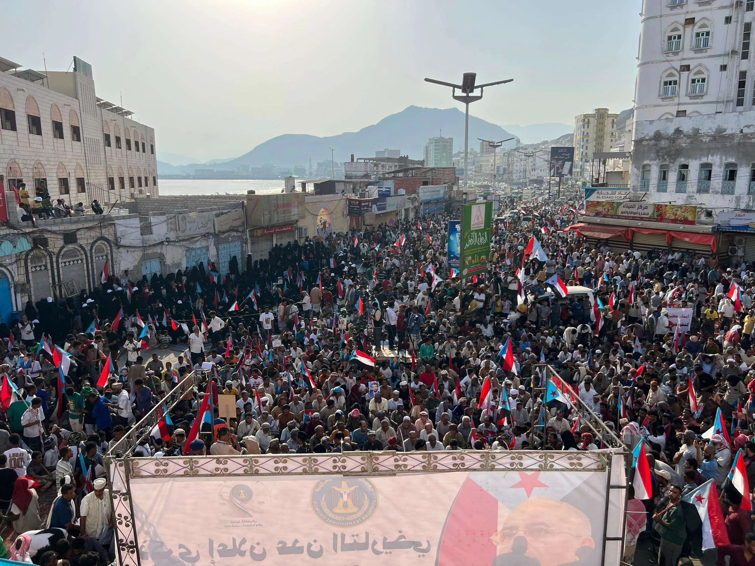 في ذكرى اعلان عدن التاريخي .. أبناء حضرموت يجددون تفويضهم للرئيس الزبيدي بمليونية حاشدة في مدينة المكلا
