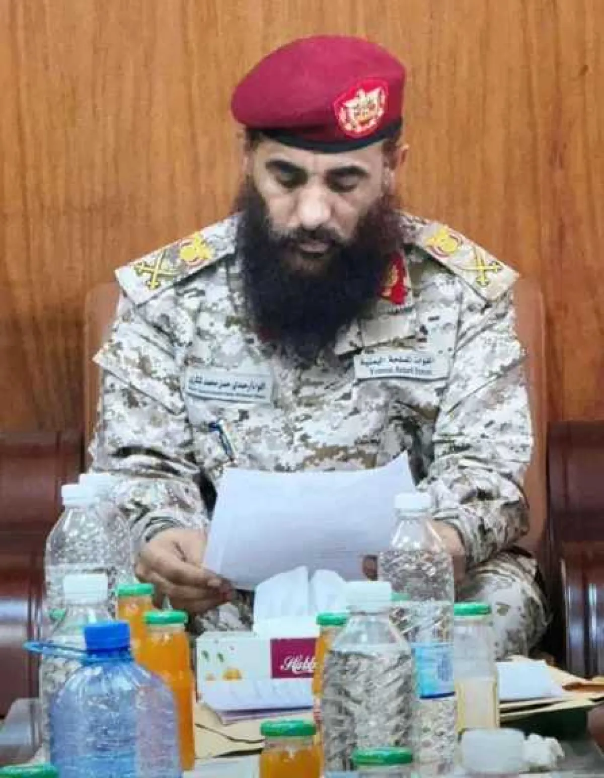 اللواء حمدي شكري يظهر بالزي العسكري الرسمي خلال تسلمه قيادة المنطقة العسكرية الرابعة بـعدن