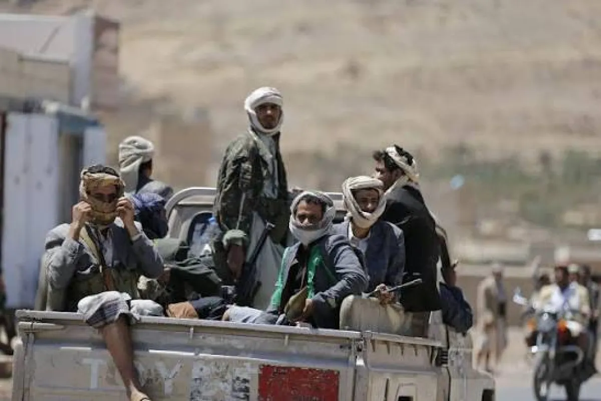 قيود حوثية جديدة لنهب مرتبات الموظفين