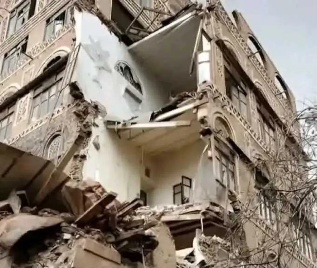 إصابة مواطن إثر انهيار جزئي لمنزل في صنعاء القديمة وسط مطالبات بتحرك الجهات المختصة - صور