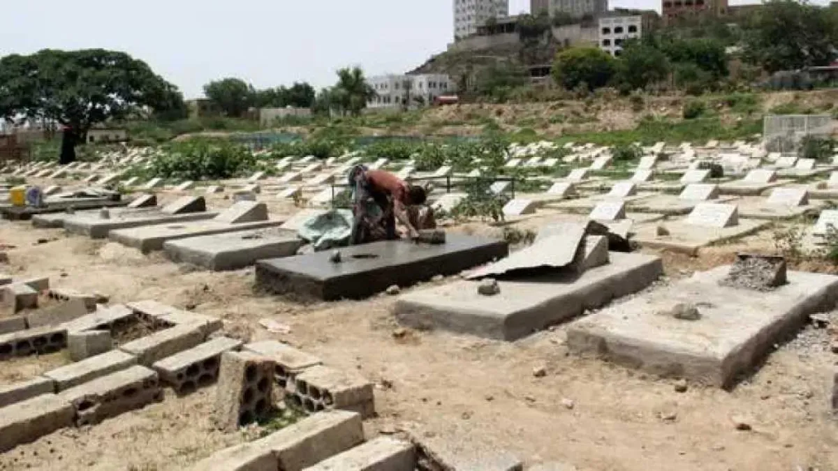 مسؤول حوثي في الأوقاف متهم بنبش القبور وإخراج رفات الموتى لبناء منزل له في حجة (وثائق)
