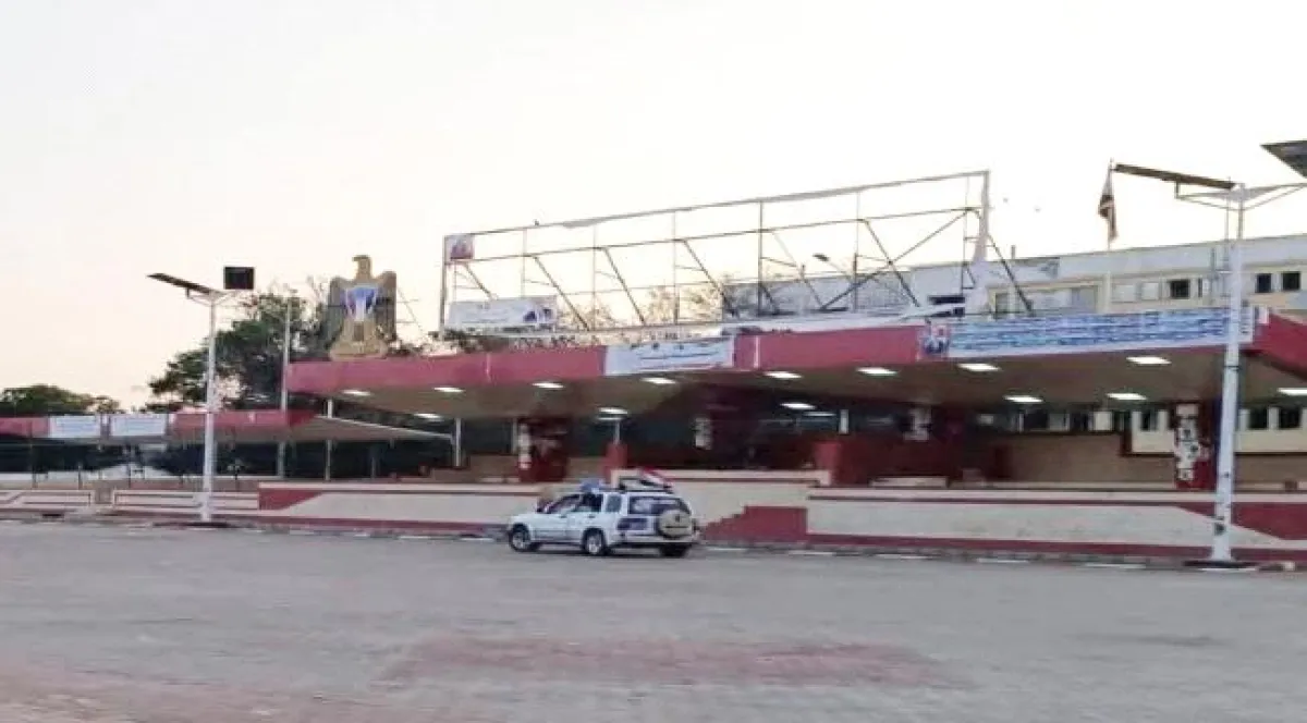 قوة أمنية تزيل صور عيدروس الزُبيدي من ساحة العروض بعدن