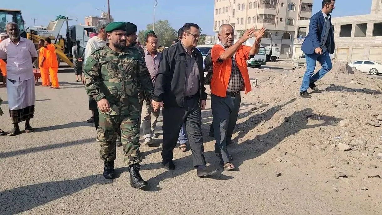 "أنعم" و"الداؤودي" يدشنان حملة رفع الأتربة والمخلفات من الشوارع العامة بمديرية البريقة