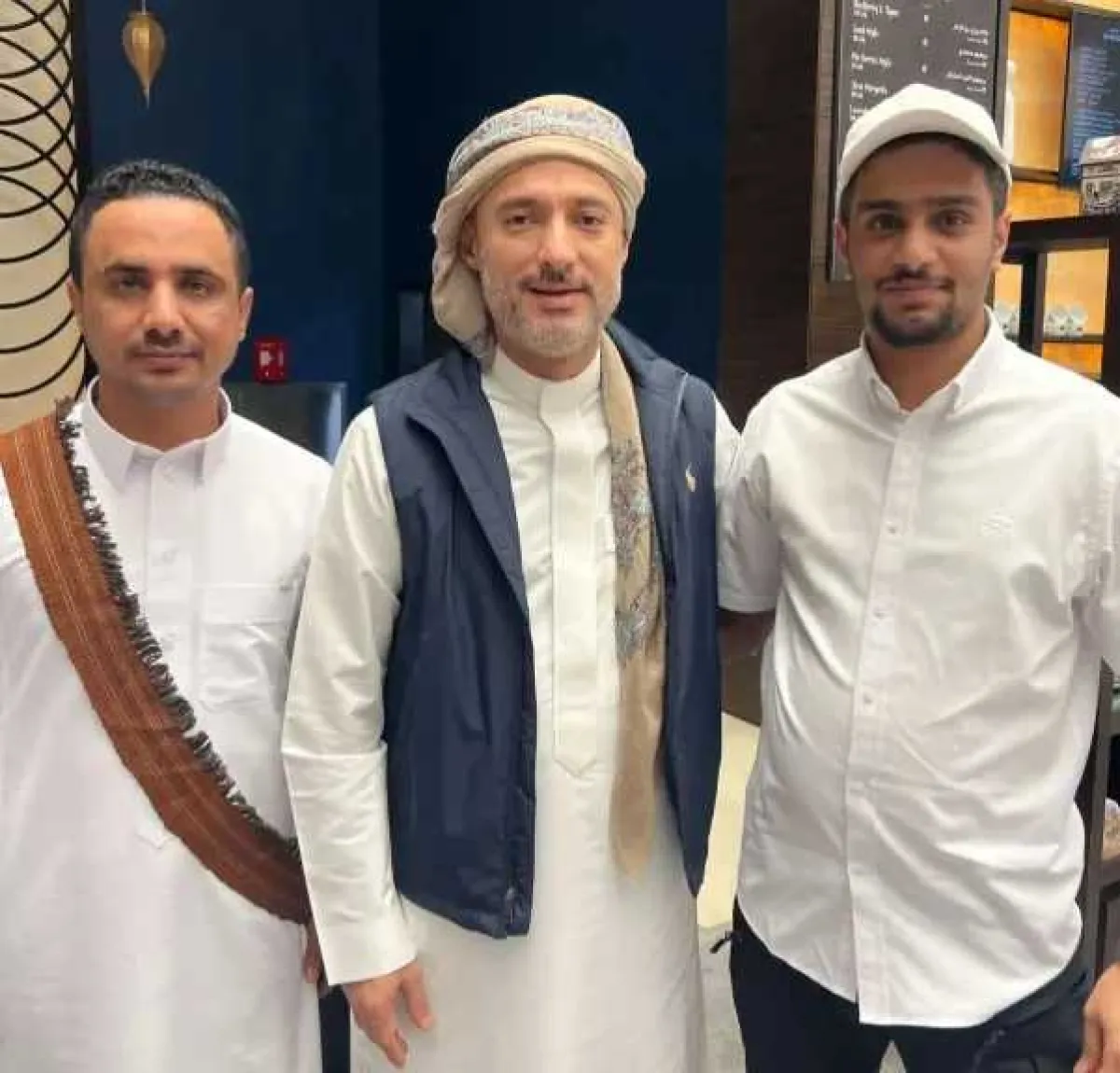 لقاء ”ودي” بين باراس والشيخ هاشم الأحمر في الرياض.. ما دلالاته؟