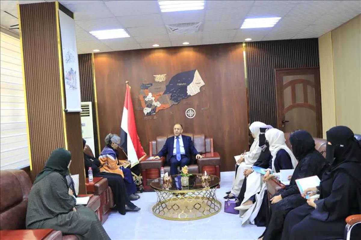 وزير الصناعة يؤكد التزام الحكومة بتمكين المرأة اقتصادياً وتعزيز الشراكة مع القطاع الخاص