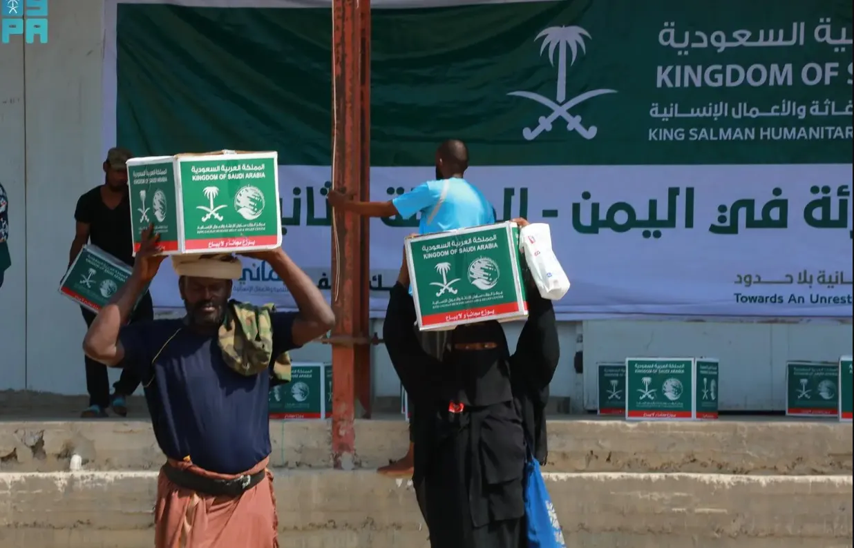 اليمن : مركز الملك سلمان للإغاثة يوزع 2,160 سلة غذائية في أبين 