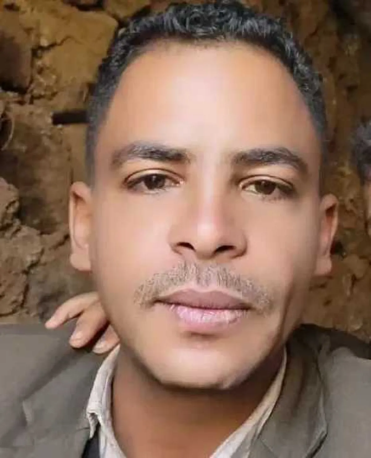 سقوط صخرة ضخمة على شاب أثناء مشاركته في شق طريق في إب ووفاته على الفور