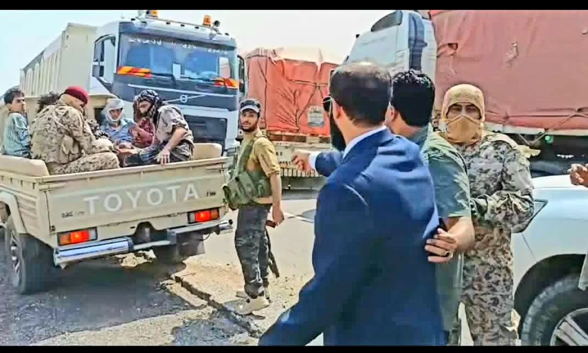 حملة أمنية بقيادة محافظ أبين تفكك نقطة جباية وتعتقل عناصر عصابة مسلحة