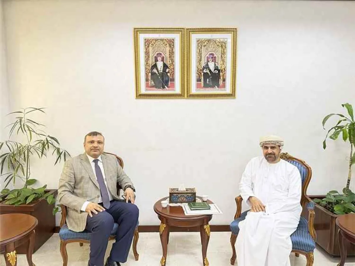 سفير اليمن يبحث مع مسؤول عماني العلاقات الثنائية ومجالات التعاون بين البلدين