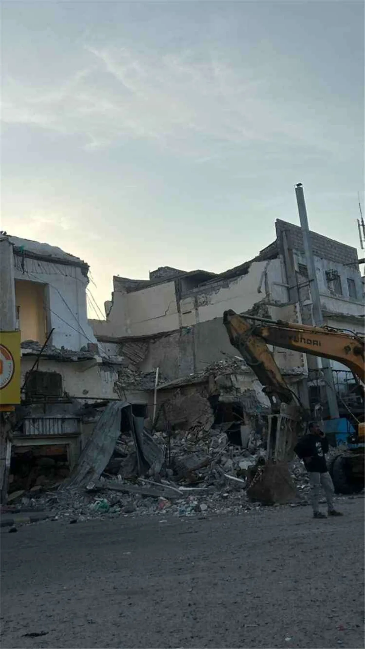خطر يهدد السكان في خورمكسر… هدم منزل يتحول إلى كابوس يومي