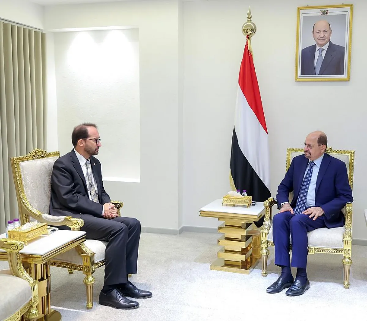 رئيس الوزراء يودّع السفير السويسري ويشيد بدور بلاده في دعم اليمن