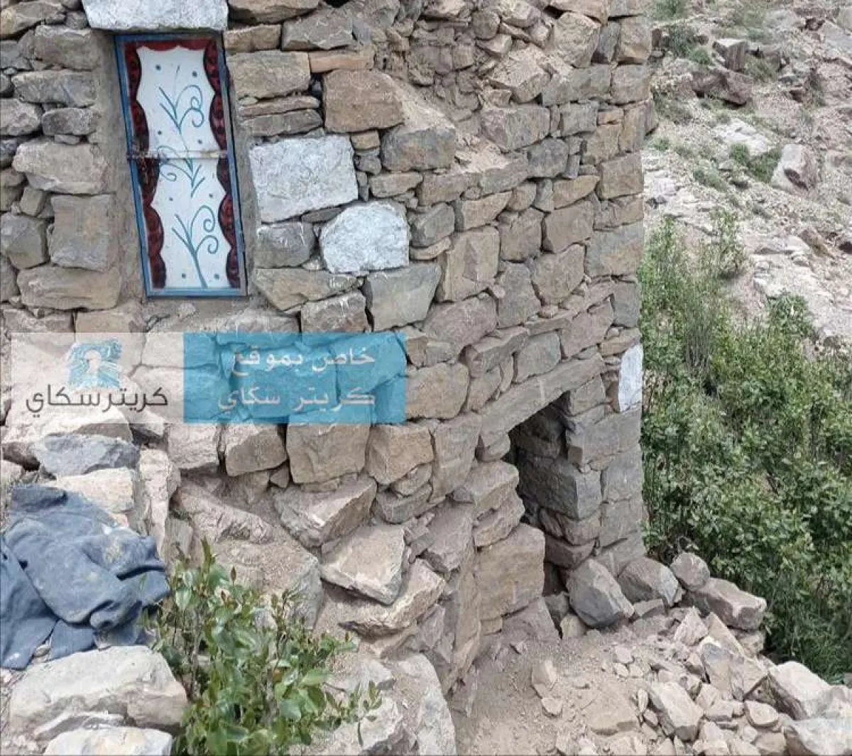صاعقة رعدية تضرب مبنى وسقوط جرحى