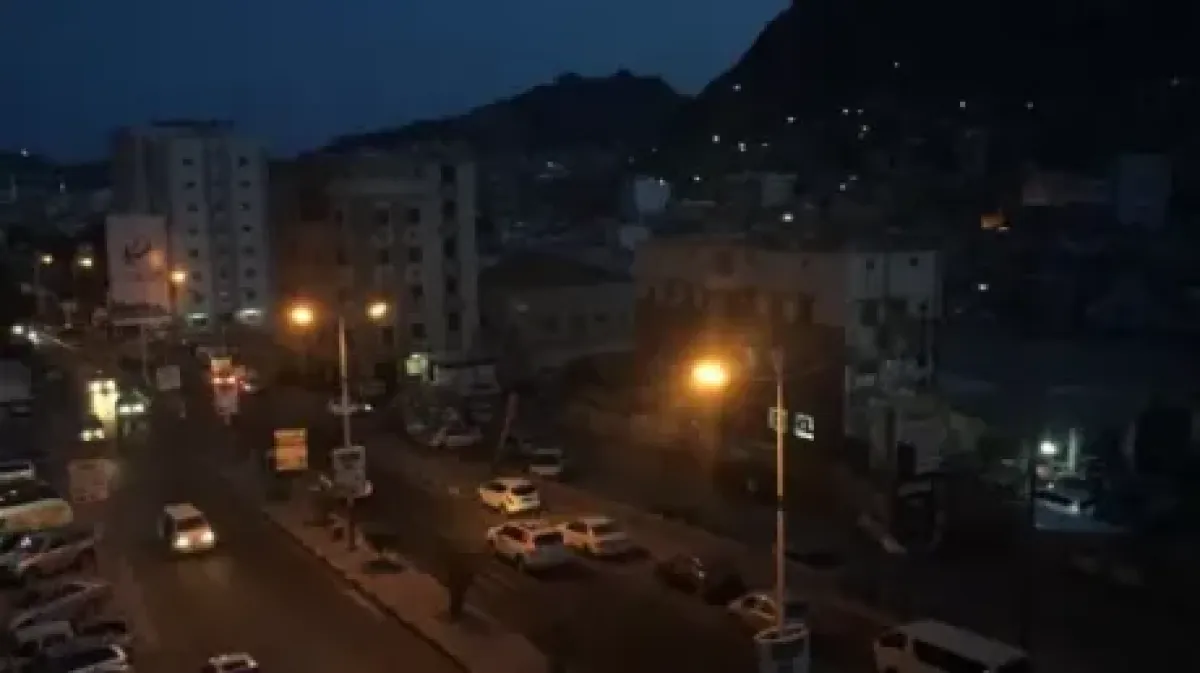 عدن في الظلام.. عطل مفاجئ يشل الحياة بعد توقف الكهرباء