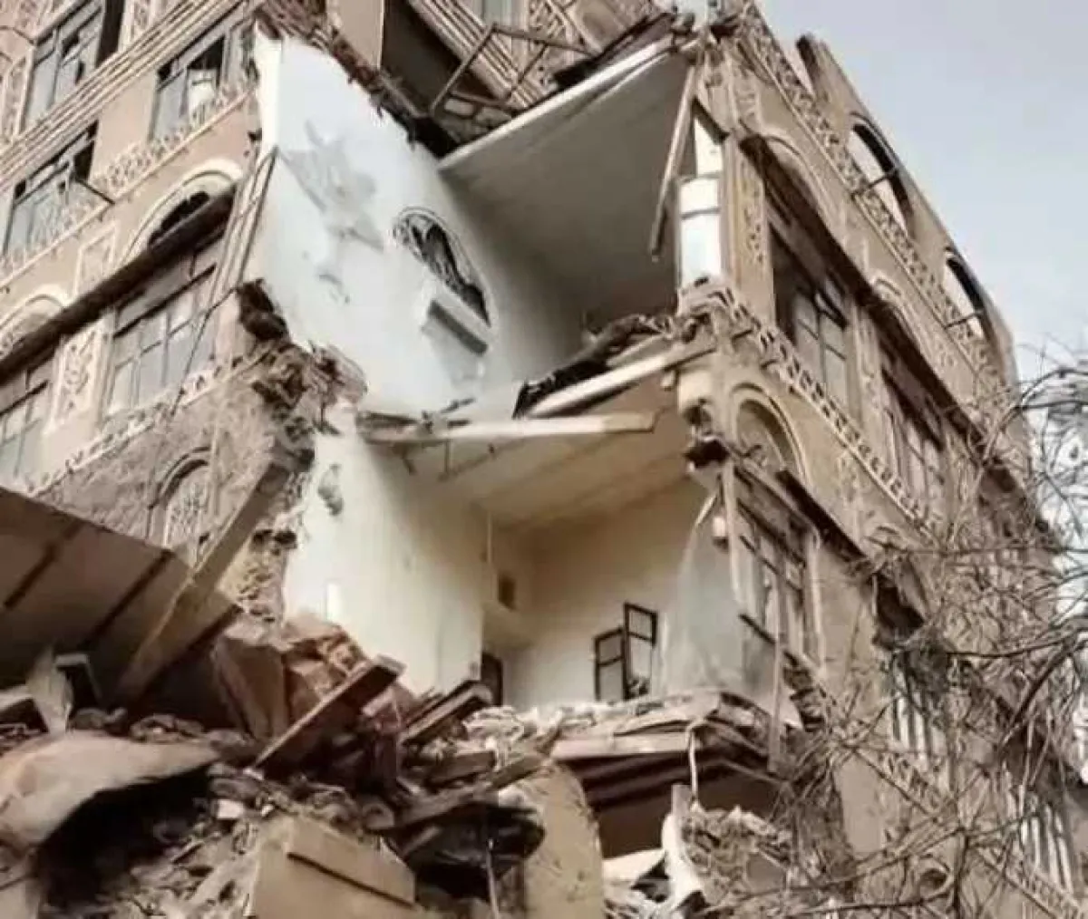 انهيار جزئي لمنزل في صنعاء القديمة.. وإصابة مواطن إثر الأمطار الغزيرة