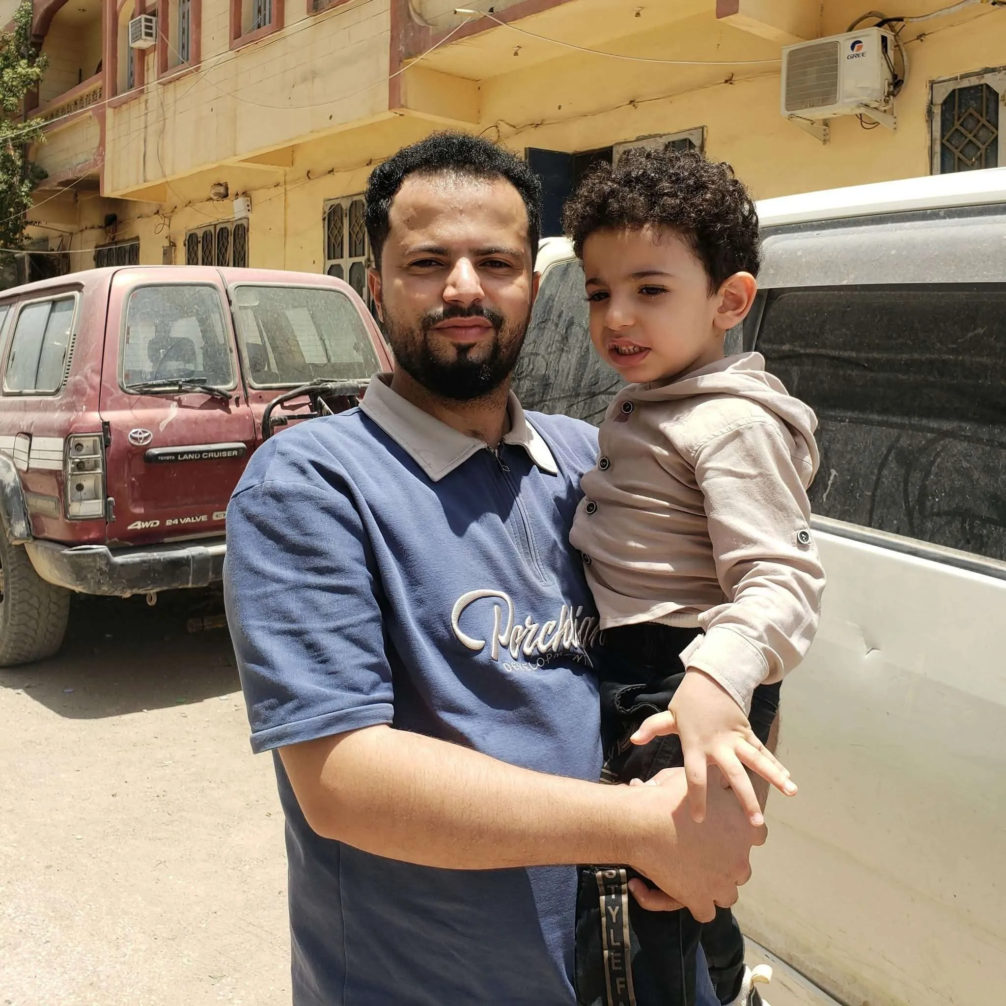 كان برفقته طفل صغير .. صحفي يشكو تعرضه للاعتداء في مصلحة الجوازات