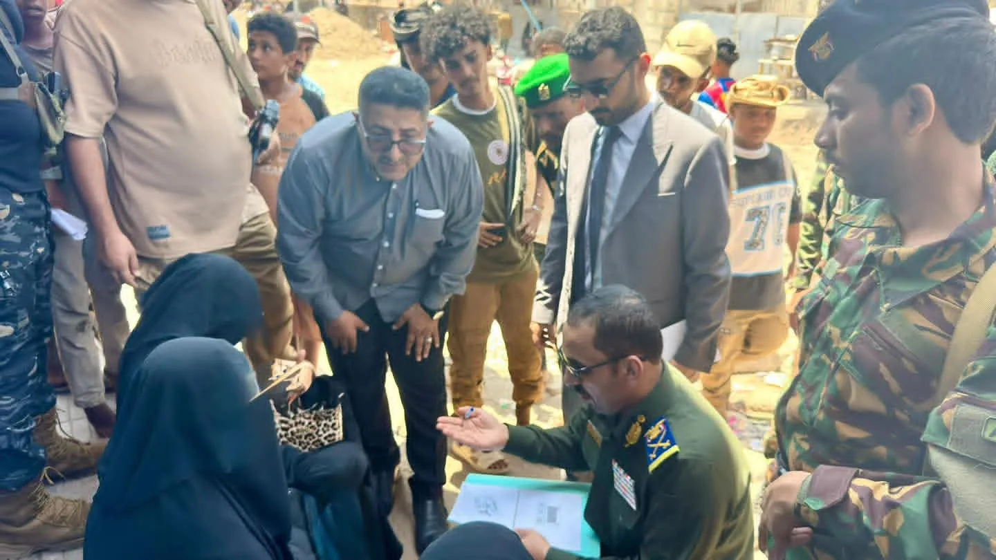 رئيس مصلحة الهجرة والجوازات والجنسية اللواء النسي يتفقد سير العمل بفرع عدن ويوجّه بتحسين الخدمات وتسريع إجراءات المواطنين والحجاج