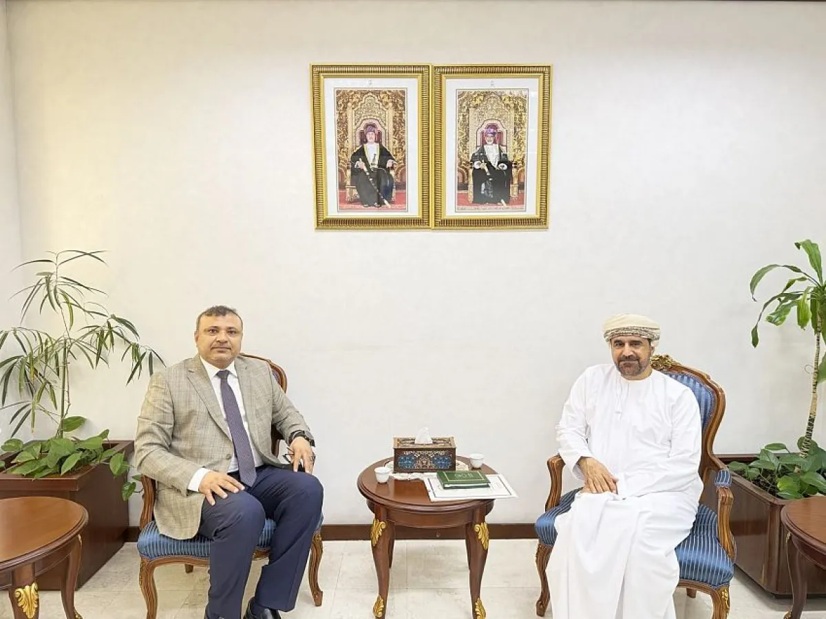 سفير اليمن يبحث مع مسؤول عماني العلاقات الثنائية ومجالات التعاون بين البلدين