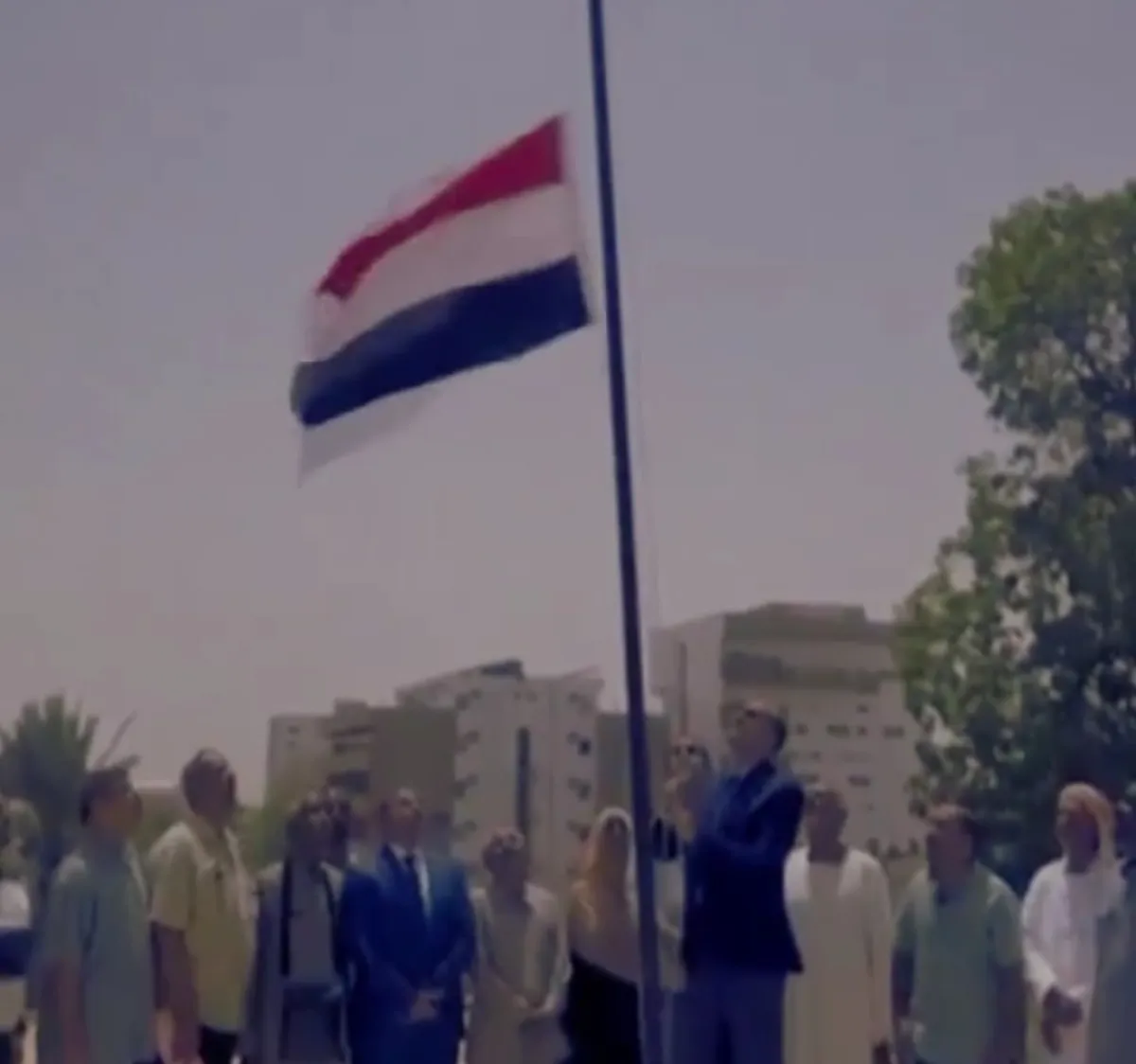 السفير اليمني يعيد رفع العلم في سفارة السودان إيذانًا باستئناف النشاط الدبلوماسي في الخرطوم