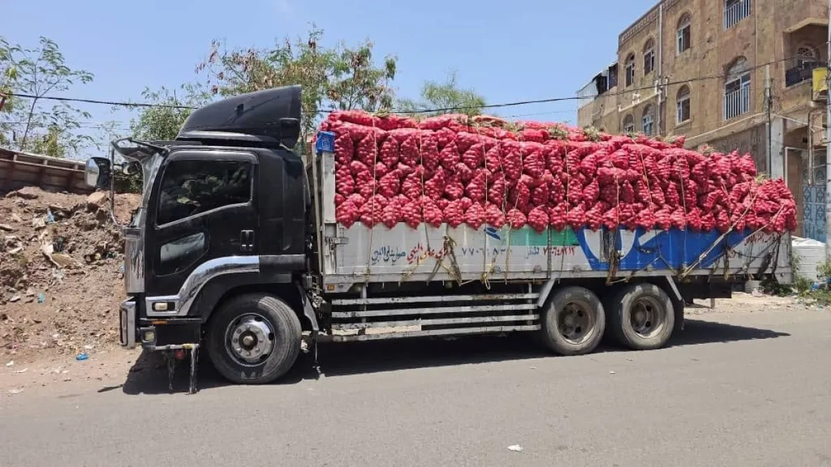تصعيد جديد.. مليشيا الحوثي تمنع عبور شاحنات البصل نحو الحوبان