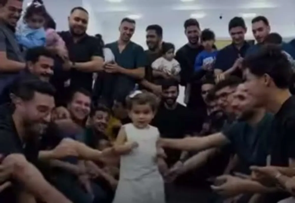 فريق طبي مصري يحتفل بتعافي طفلة يمنية بعد رحلة علاجي طويلة