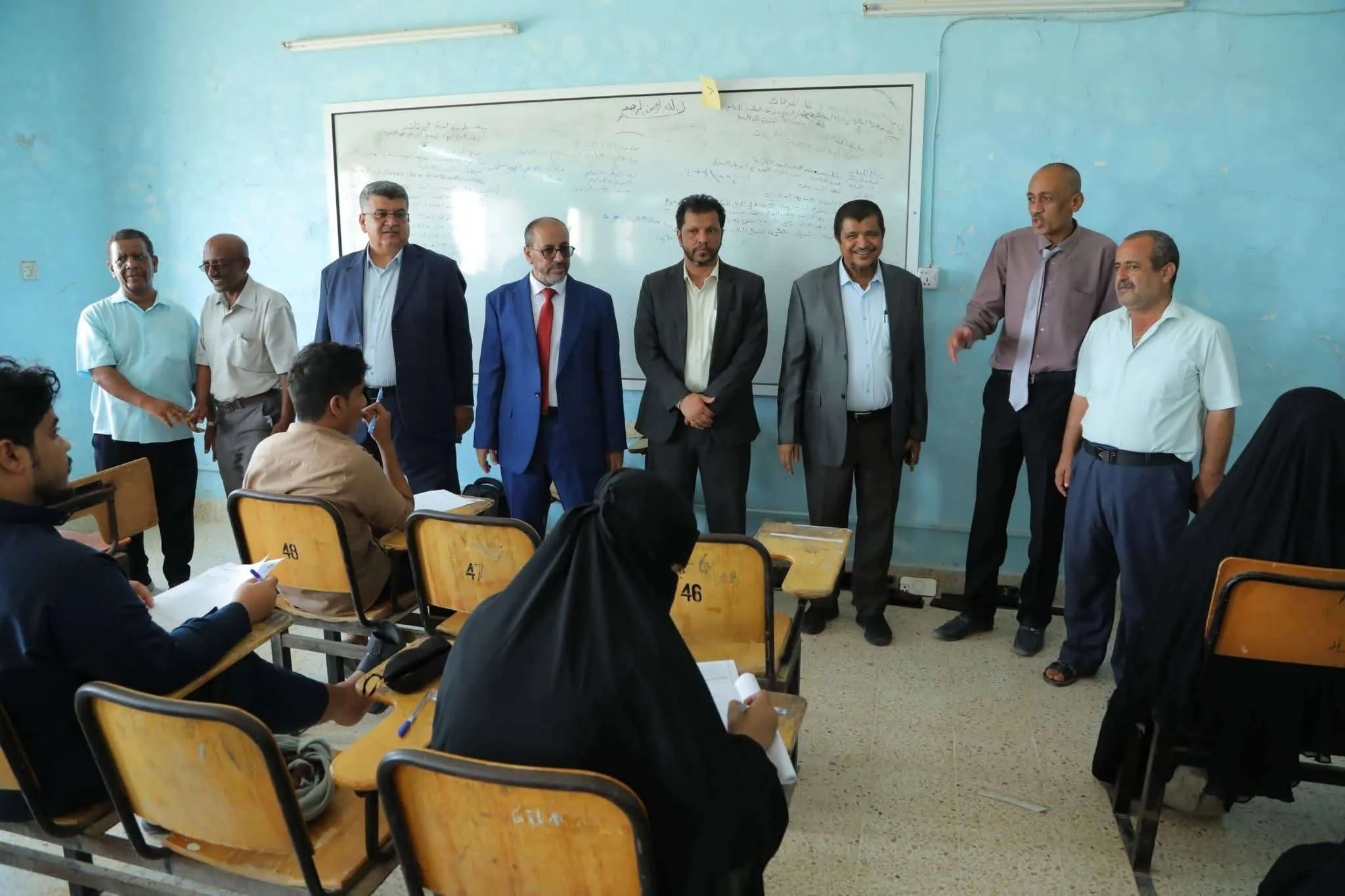 الأمين العام للمجلس المحلي بالمحافظة ونواب رئيس الجامعة يدشنون الامتحانات النهائية للفصل الدراسي الثاني بجامعة المهرة